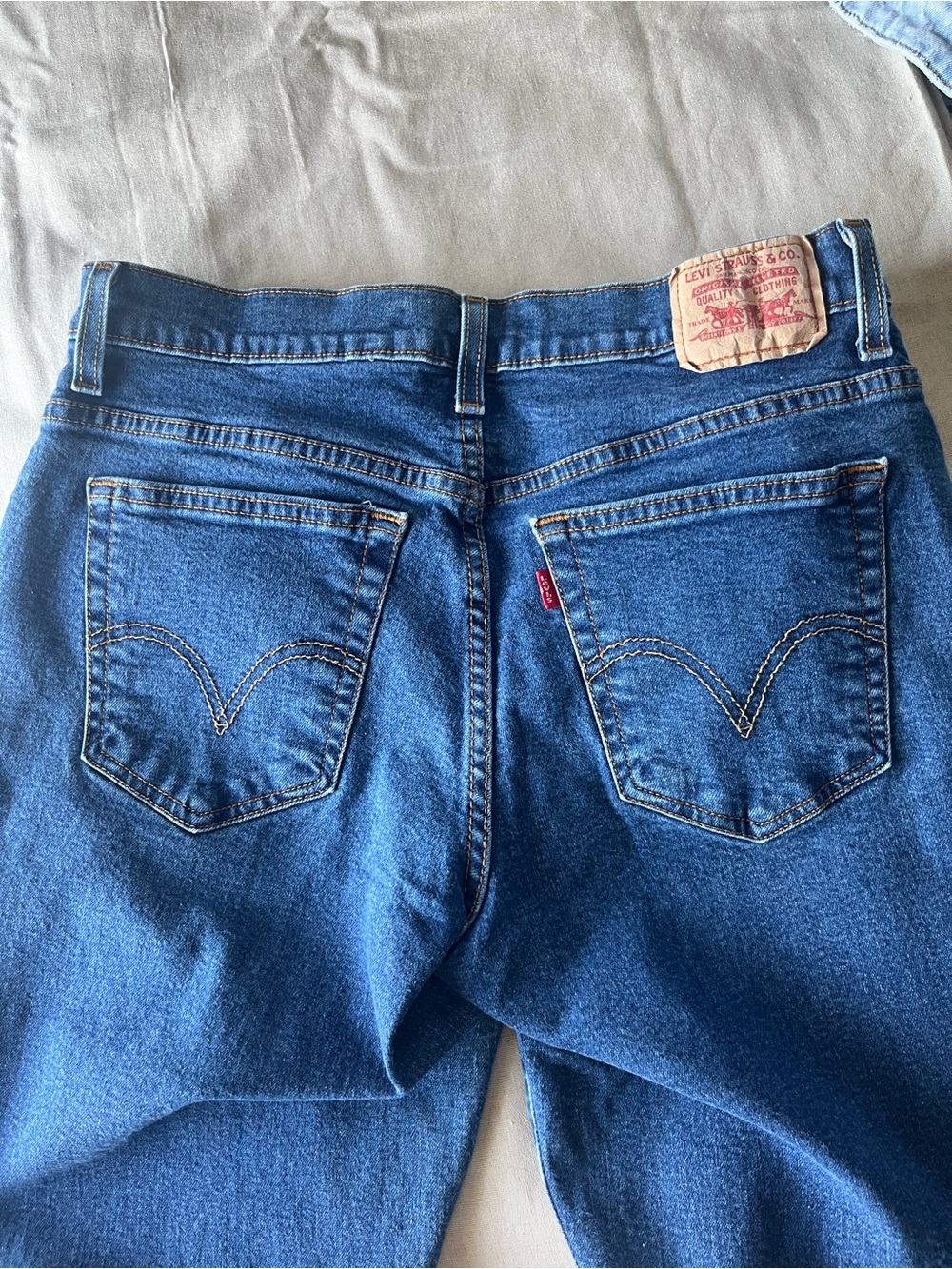 Levi's Women's 550 Straight Leg Jeans with Signature Back Pockets sz 14 L
